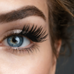 découvrez comment un recourbe-cils peut transformer votre regard en lui apportant une courbure parfaite et des cils suspendus, pour un effet naturel et captivant au quotidien.