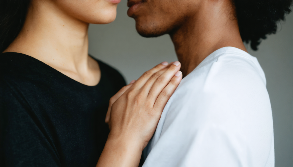 découvrez la signification cachée du geste de toucher l'épaule et comprenez ce qu'il révèle dans les interactions humaines.