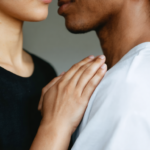 découvrez la signification cachée du geste de toucher l'épaule et comprenez ce qu'il révèle dans les interactions humaines.