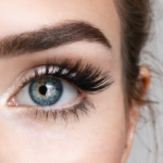 découvrez la pose mixte de cils en détail grâce à notre guide complet pour un regard sublimé et naturel. apprenez toutes les étapes pour des cils parfaits et élégants.