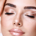 découvrez l'épilation au fil, une méthode naturelle et précise pour sublimer votre regard tout en obtenant une peau douce et lisse comme jamais auparavant.